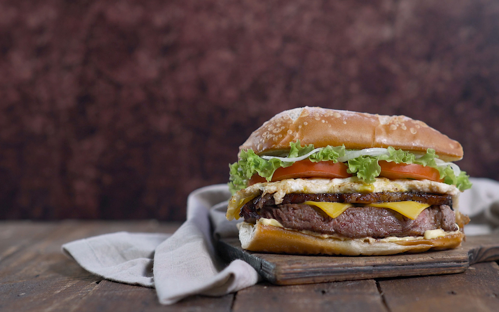 Nuevo Steak Sandwich La combinación perfecta de bife de chorizo con lechuga, tomate, cebolla morada, huevo y doble cheddar. Llegó para tentarte!