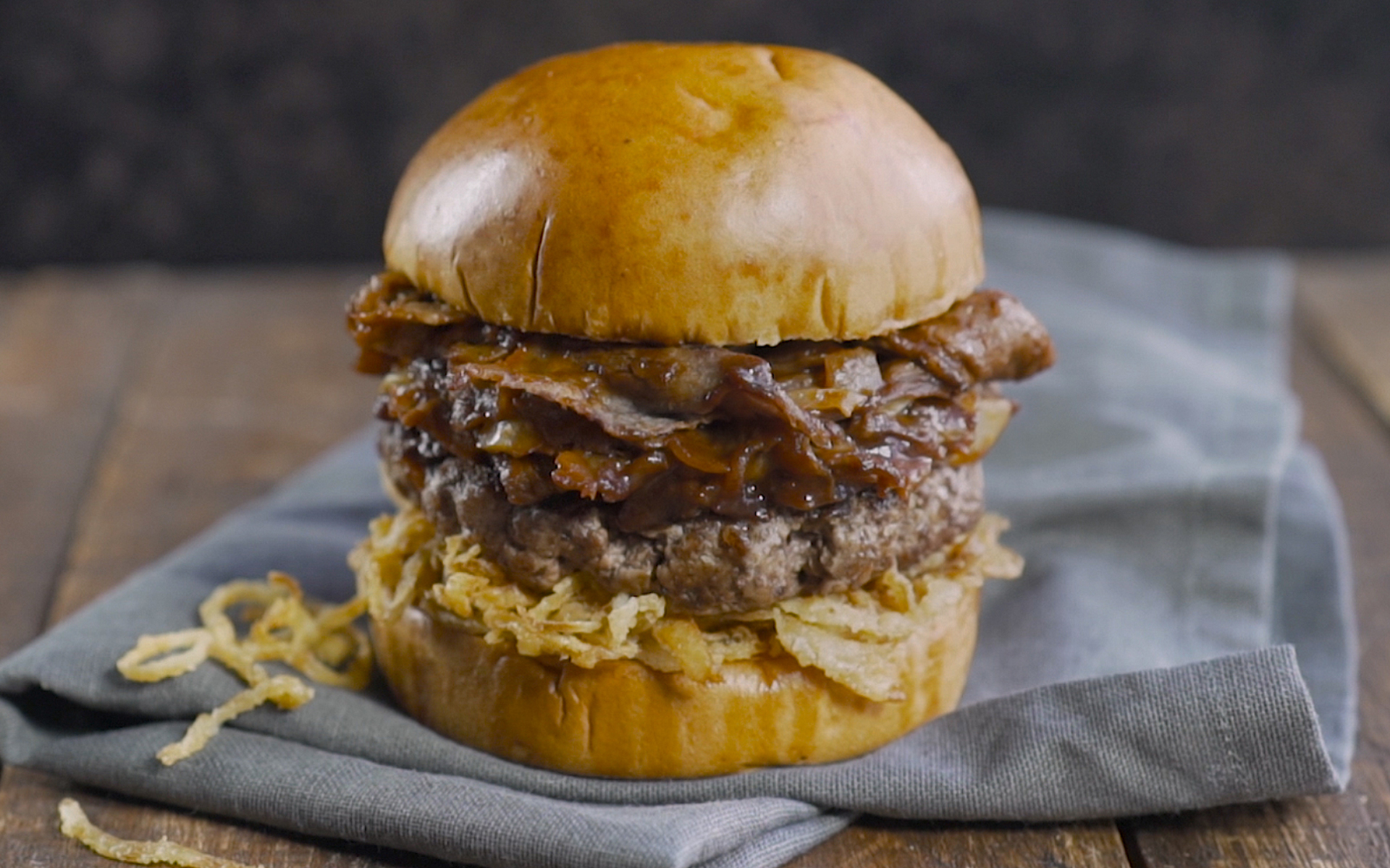 Probá nuestra nueva Double Meat! Hamburguesa de 130 gr, carne fileteada bañada con barbacoa, cebolla crocante y cheddar fundido
